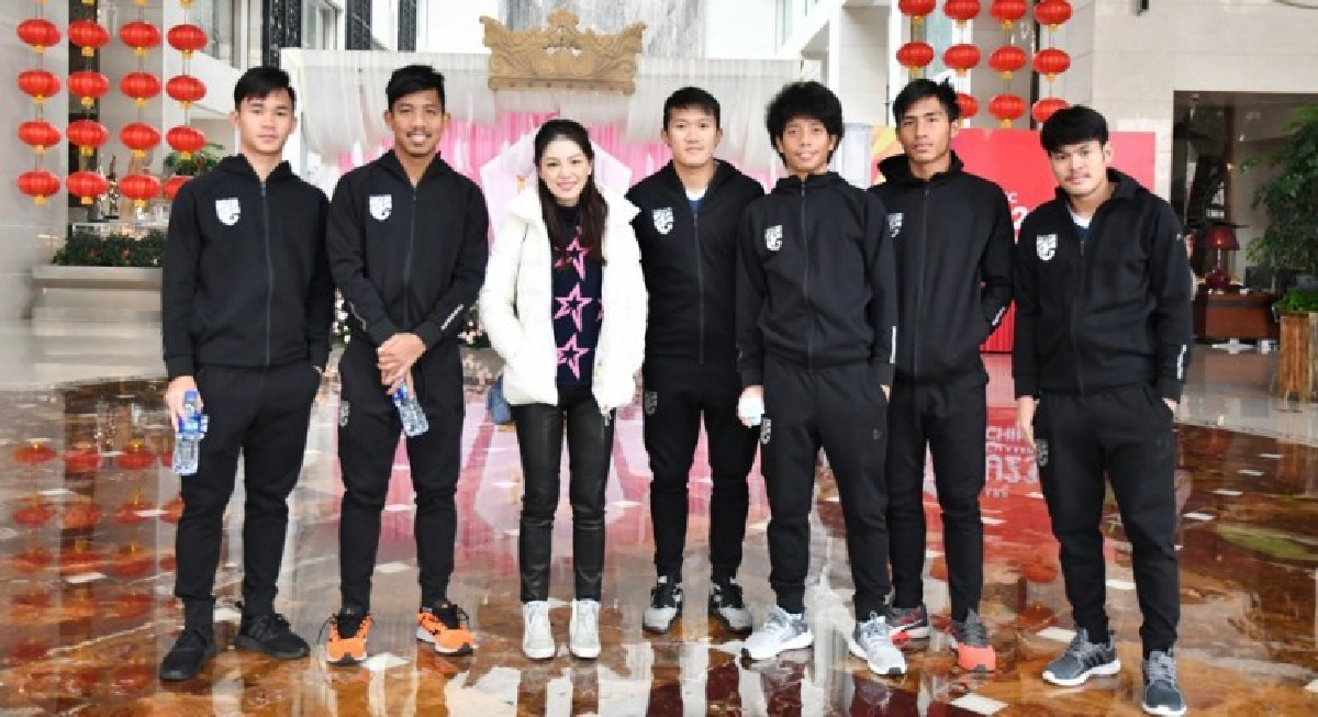 “มาดามเดียร์” ให้กำลังใจช้างศึก U23 “มาดามเดียร์” ให้กำลังใจช้างศึก U23