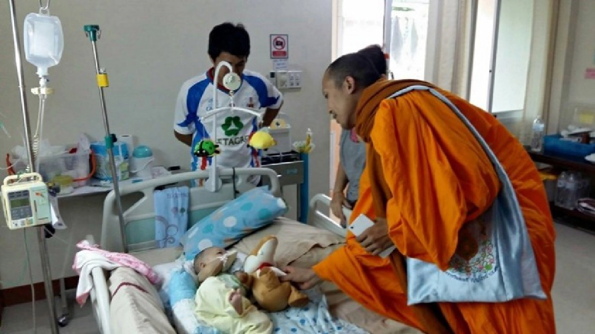 พระนำตุ๊กตามอบให้เด็กถึงเตียงผู้ป่วย