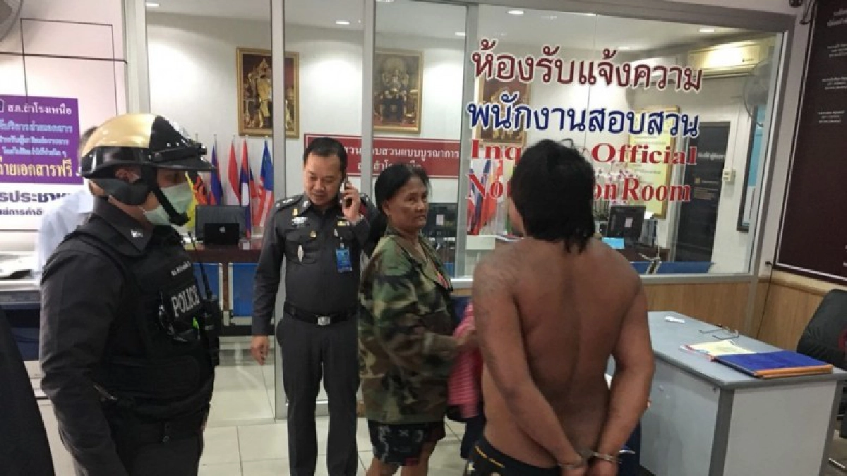 "ไอ้คลั่ง"ควงดาบฟันเหยื่อกลางวงเหล้าเลือดสาดแขนหวิดขาด!!! "ไอ้คลั่ง"ควงดาบฟันเหยื่อกลางวงเหล้าเลือดสาดแขนหวิดขาด!!!