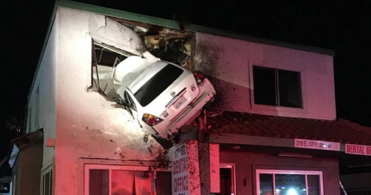 รถชนเหินฟ้า 20 เมตรพุ่งทะลุอาคาร รถชนเหินฟ้า 20 เมตรพุ่งทะลุอาคาร