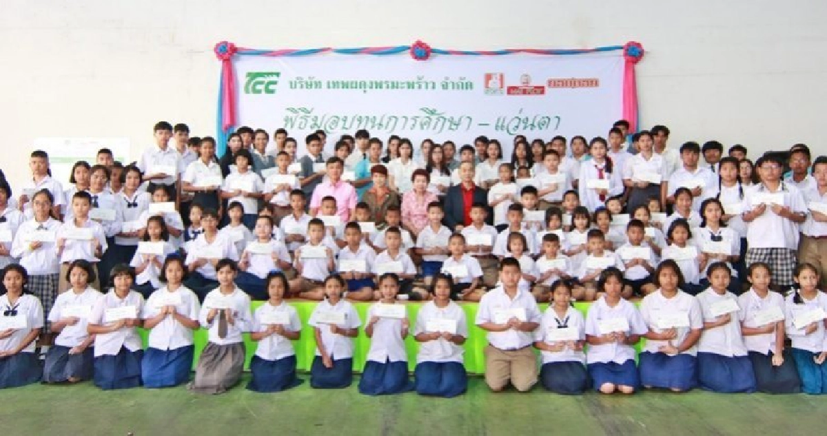 “เทพผดุงพรมะพร้าว” มอบทุนการศึกษาและแว่นตาแก่เยาวชน 