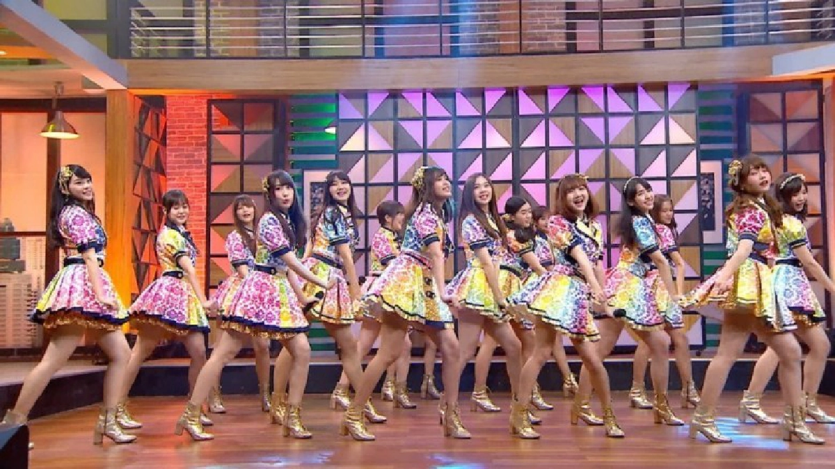 สตูฯแทบแตก!! วง 'BNK48' บุกรายการ 'เจ๋อกันวันเสาร์' สตูฯแทบแตก!! วง 'BNK48' บุกรายการ 'เจ๋อกันวันเสาร์'