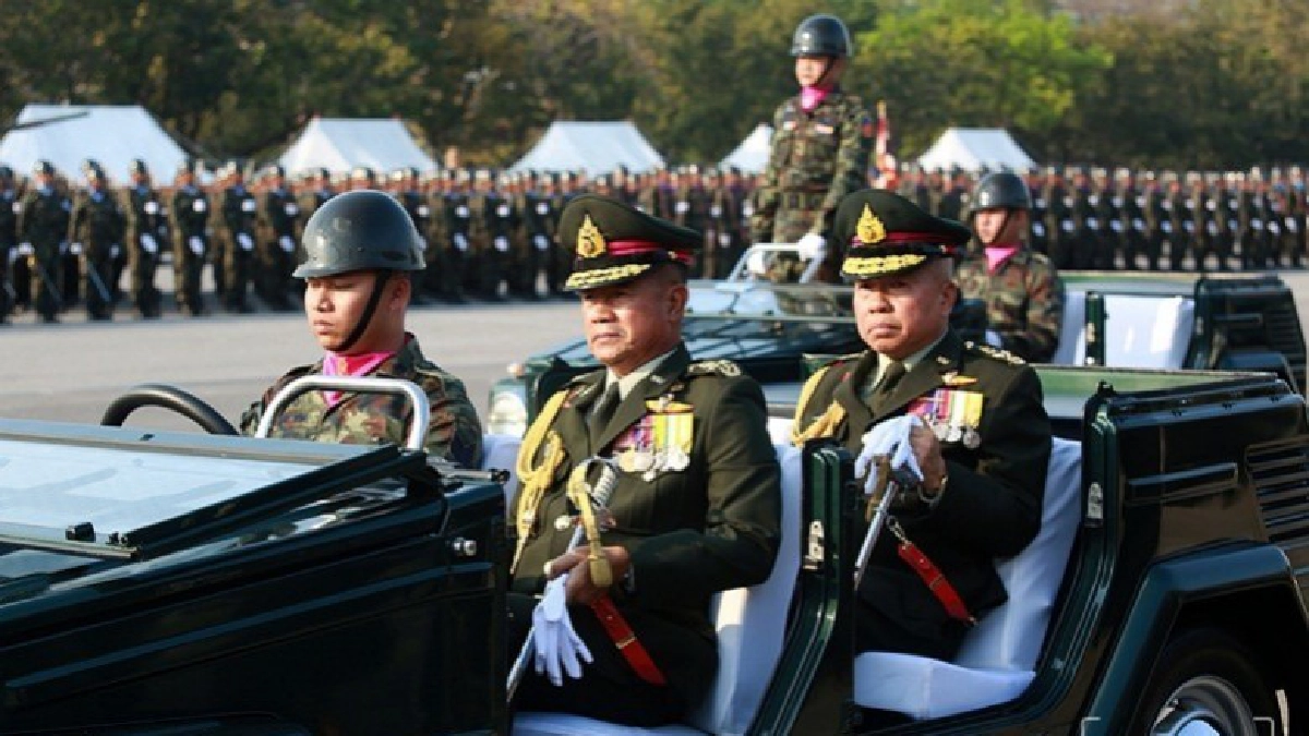 ทบ. จัดพิธีกระทำสัตย์ปฏิญาณตนต่อธงชัยเฉลิมพล (ภาพชุด)