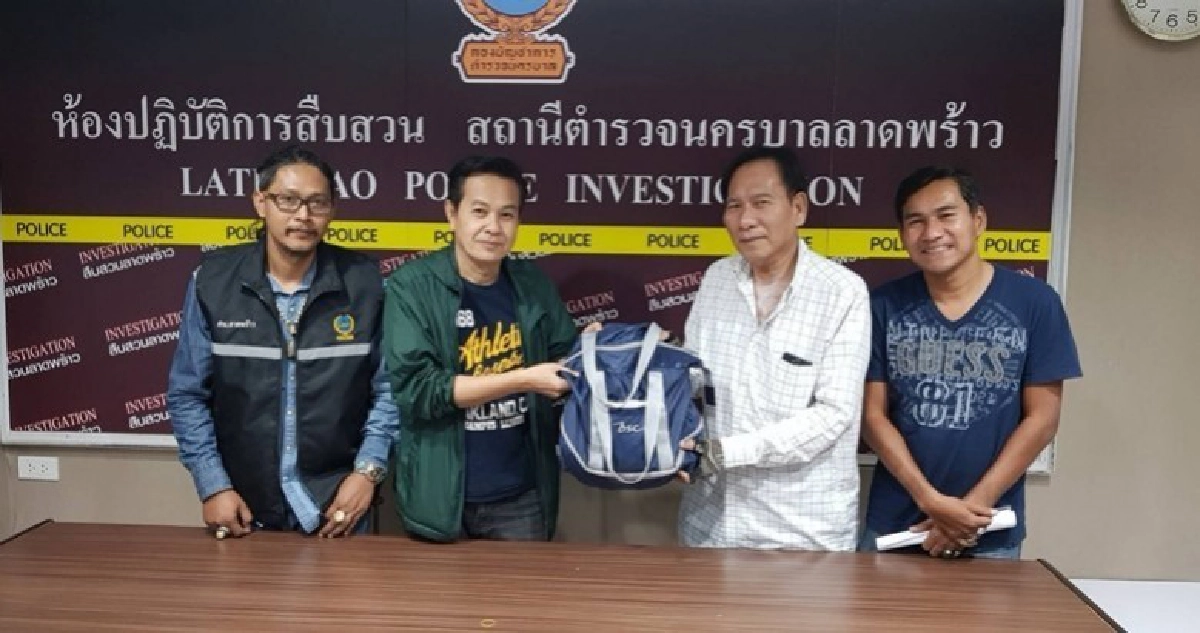 สน.ลาดพร้าว ตามหาโชเฟอร์แท็กซี่คืนกระเป๋าผู้โดยสาร สน.ลาดพร้าว ตามหาโชเฟอร์แท็กซี่คืนกระเป๋าผู้โดยสาร