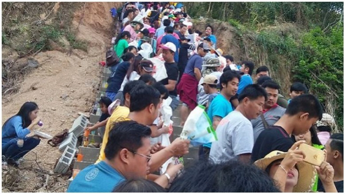 แห่ช่วย 'พระโอ๋' ผู้แบกปูนขึ้นบันได 400 ขั้น สร้างวัดบนภูเขา