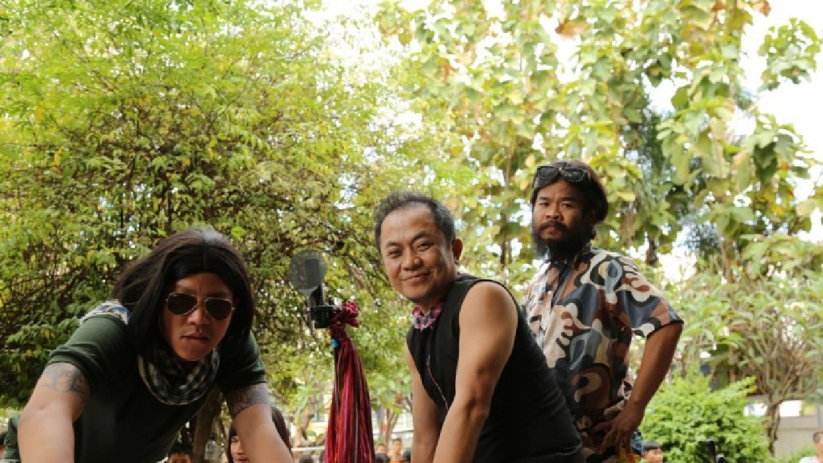 'ชุดใหญ่ไฟกระพริบ' เพลงใหม่ของโปงลางสะออน