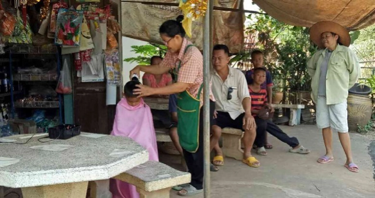 หญิงน้ำใจงามตัดผมนักเรียนยากไร้-คนแก่ฟรี หญิงน้ำใจงามตัดผมนักเรียนยากไร้-คนแก่ฟรี