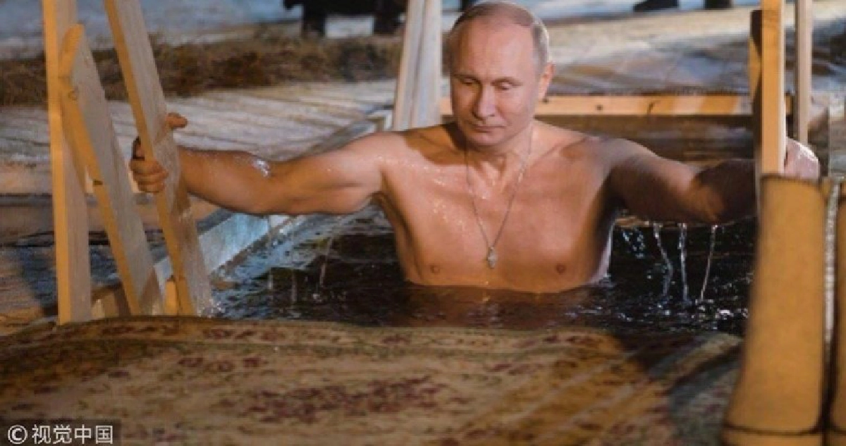 แข็งแกร่งสมคำร่ำลือ !! ‘ปูติน’ ลุยน้ำเย็นจัดติดลบ