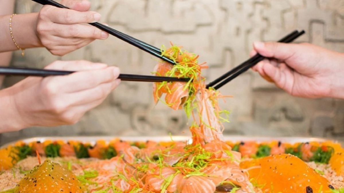 สลัดขุมทรัพย์ปลาแซลมอน เมนูเด็ดรับตรุษจีนปีจอ