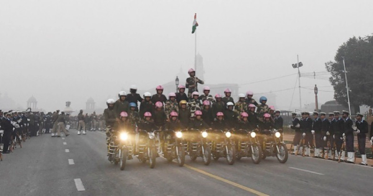 “ไบเกอร์หญิง”อินเดียโชว์ผาดโผนวันชาติ