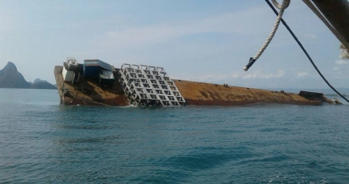 เรือขนแท่งปะการังเทียมจมหน้าอ่าวประจวบฯ