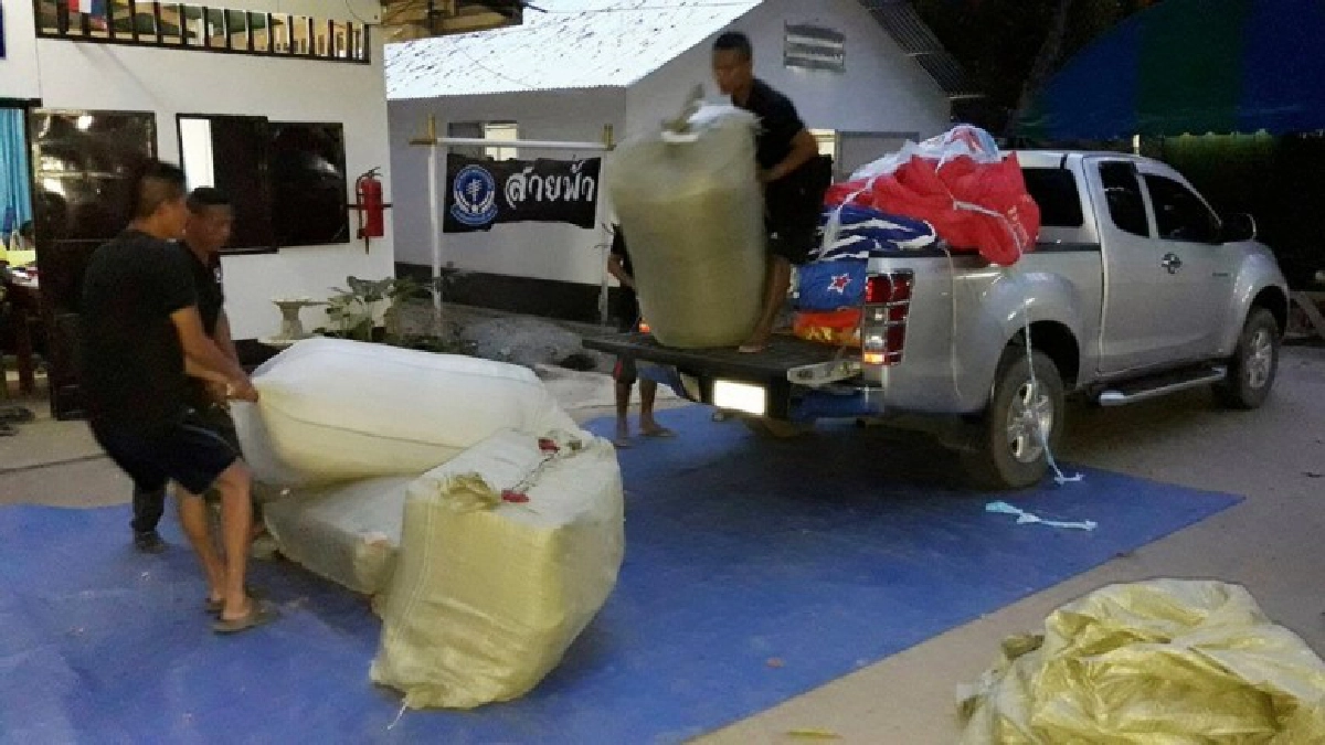 จับสินค้าละเมิดลิขสิทธิ์ชายแดนไทย-เขมร ตลาดโรงเกลือ..!! จับสินค้าละเมิดลิขสิทธิ์ชายแดนไทย-เขมร ตลาดโรงเกลือ..!!