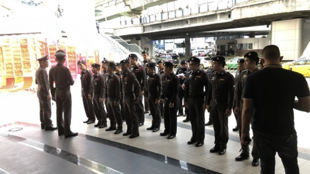 ตำรวจเข้าพื้นที่หน้าหอศิลป์ ตำรวจเข้าพื้นที่หน้าหอศิลป์