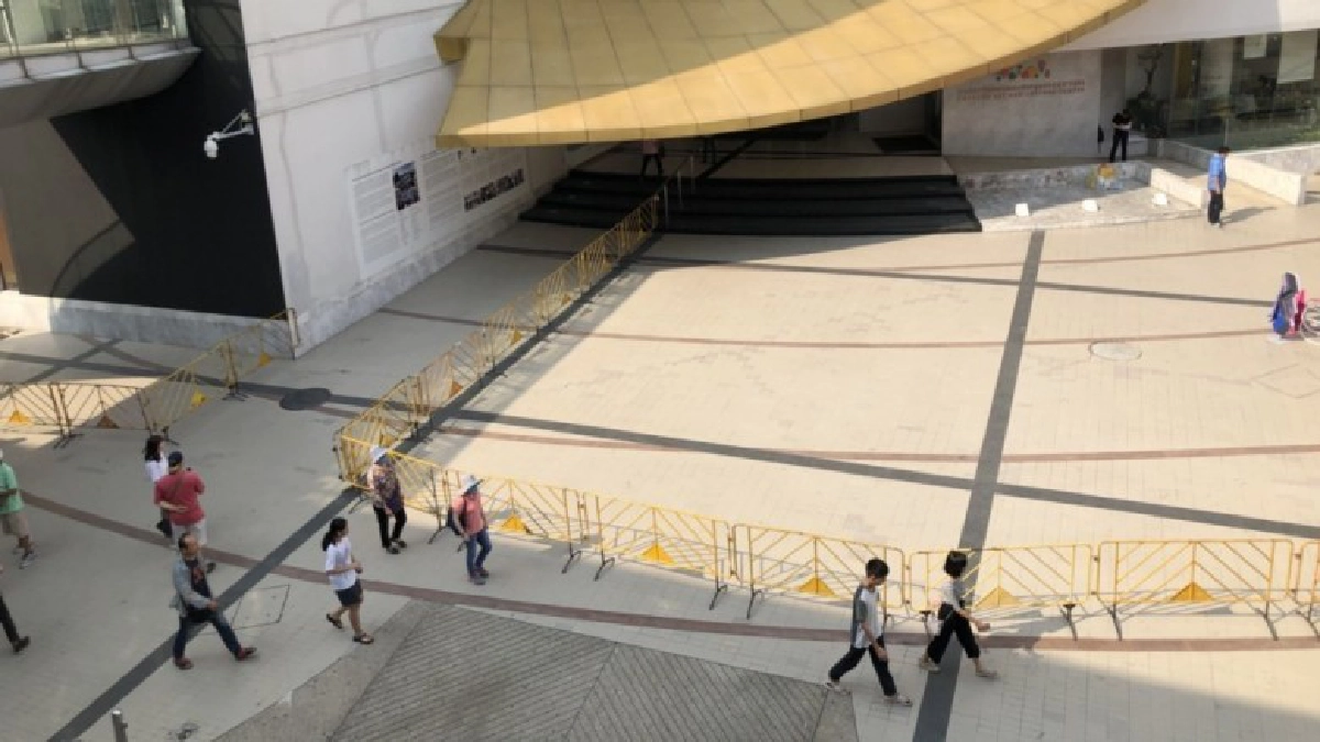 หน้าหอศิลป์สถานการณ์ยังปกติ หน้าหอศิลป์สถานการณ์ยังปกติ