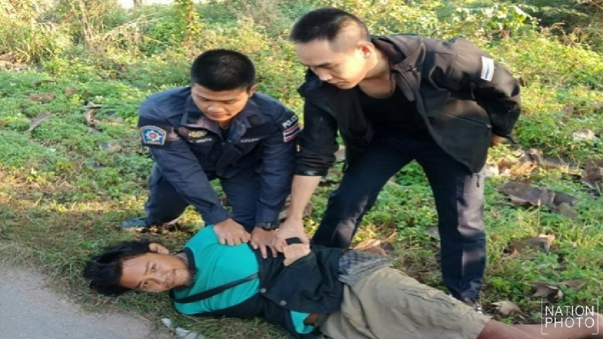 วุ่น!! ตร.ไล่ตะครุบ "หนุ่มคลั่ง" ปาหินใส่ เซเว่นฯพะเยา วุ่น!! ตร.ไล่ตะครุบ "หนุ่มคลั่ง" ปาหินใส่ เซเว่นฯพะเยา
