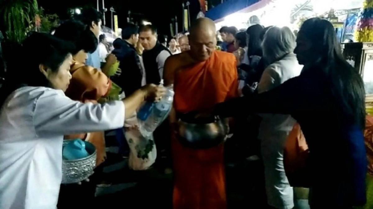 ชาวพะเยาร่วมพิธีตักบาตรเที่ยงคืน !! ชาวพะเยาร่วมพิธีตักบาตรเที่ยงคืน !!