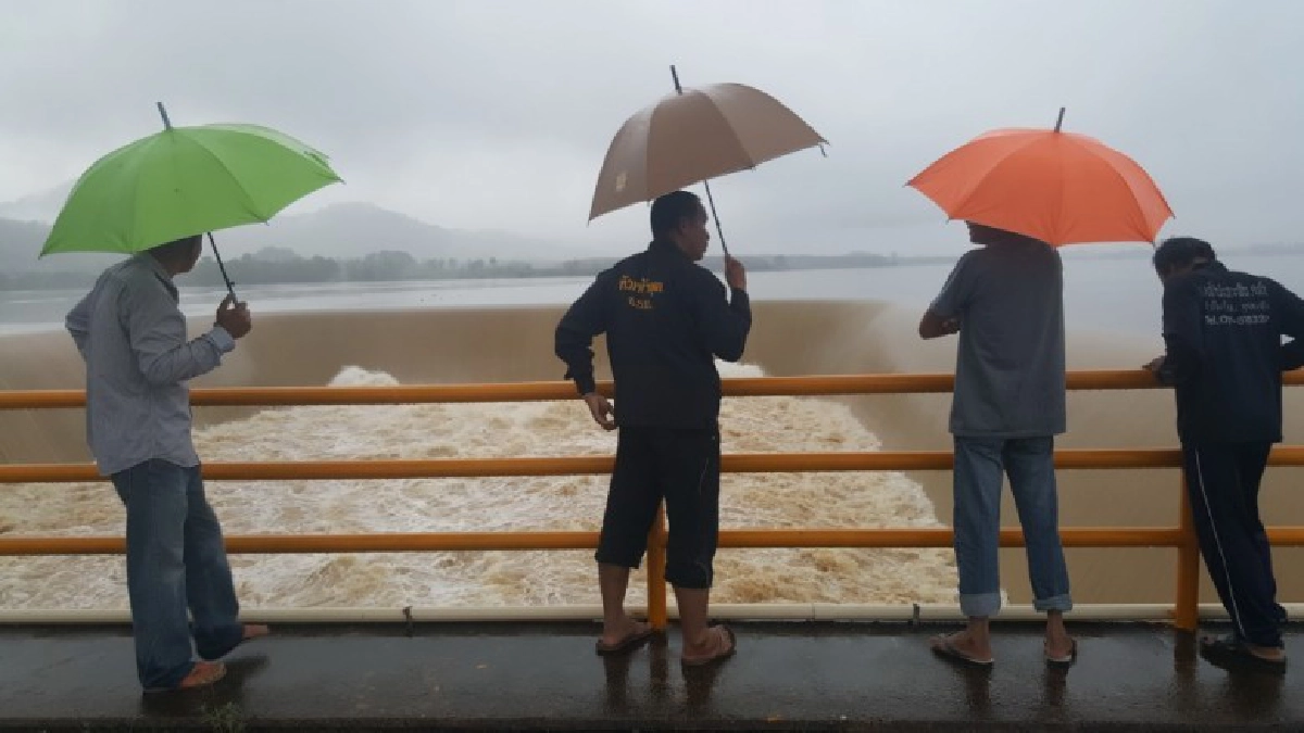 เฝ้าติดตามสถานการณ์น้ำในคลองกุยบุรี เฝ้าติดตามสถานการณ์น้ำในคลองกุยบุรี
