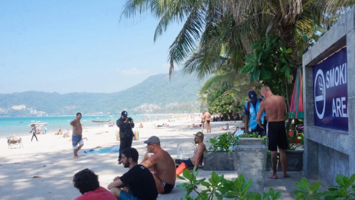 นทท.สูบบุหรี่เกลื่อนชายหาดเขาหลัก ไร้จนท.ดูแล-ขาดปชส.