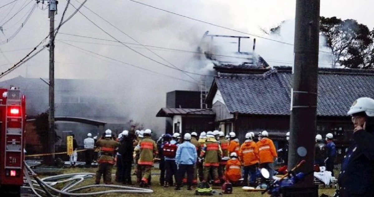 ฮ.ทหารญี่ปุ่นตกใส่บ้านคน-ลูกเรือดับ 2