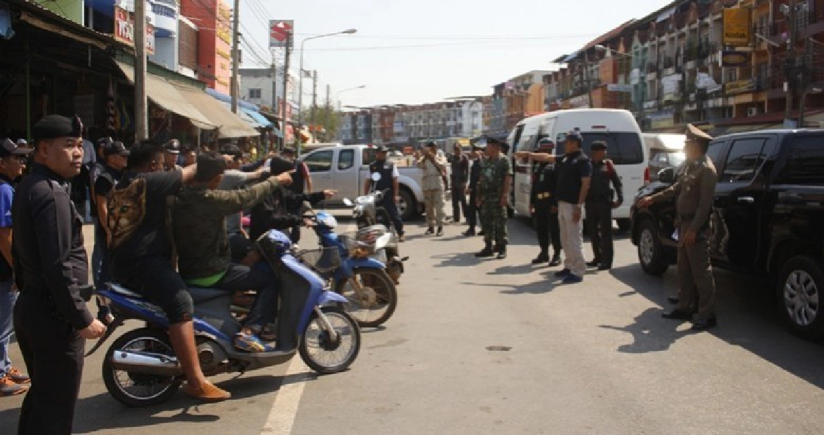 6 โจ๋รุมตื้บอดีตสารวัตรกำนันมอบตัว