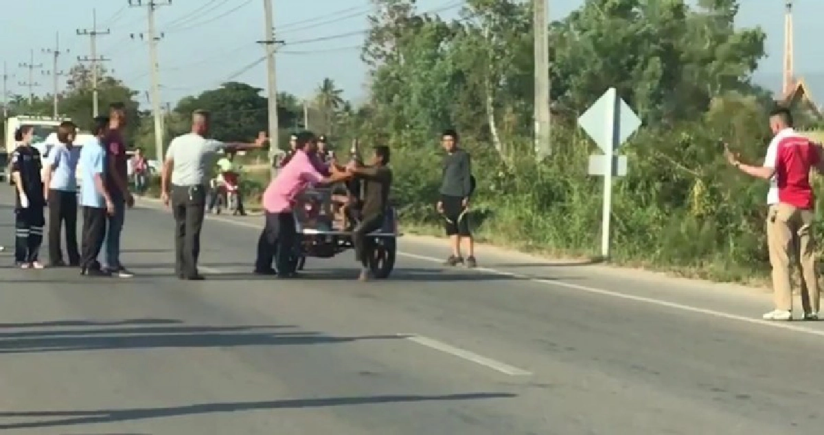 พ่อเครียดมีดจี้จับลูกเมียเป็นตัวประกัน พ่อเครียดมีดจี้จับลูกเมียเป็นตัวประกัน