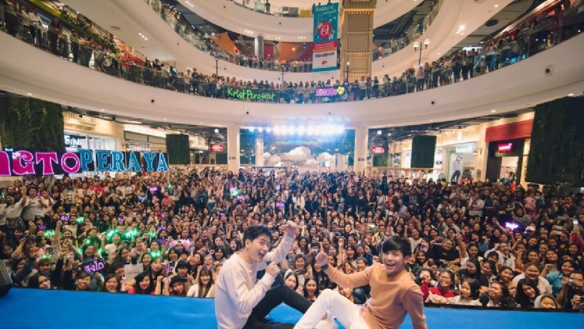 “คริส-สิง” บุกห้างแทบแตก!!!