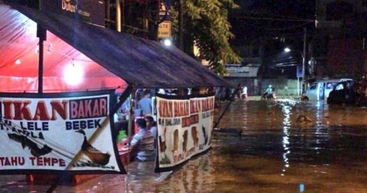 ชาวเน็ตทึ่ง!! ร้านอาหารเปิดขายขณะจมบาดาล