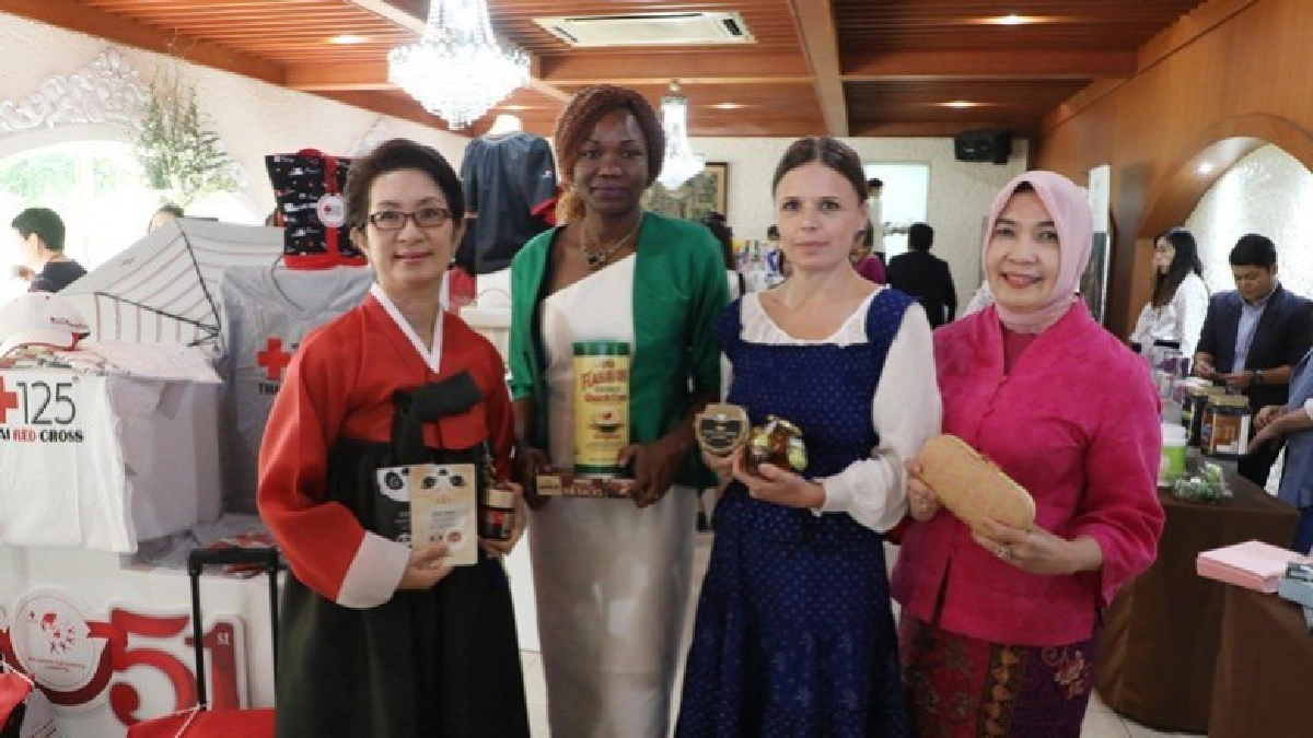 ภริยาทูตชวนช็อปของดีช่วยกาชาดไทย