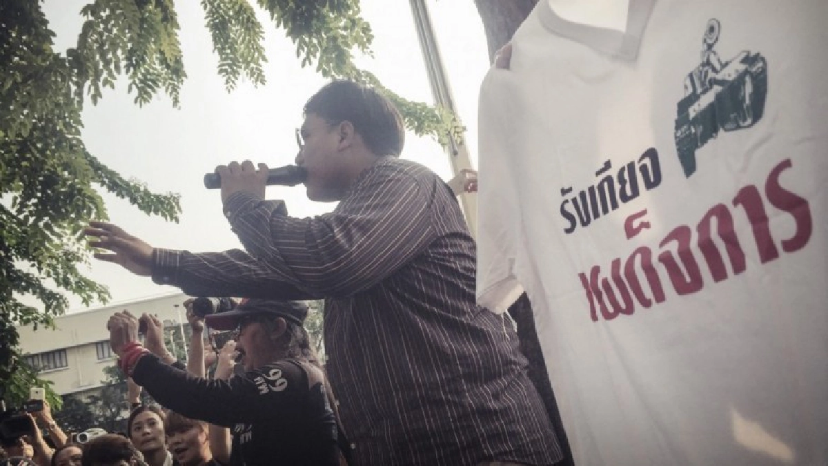 "จ่านิว" โผล่ร่วมม็อบแม้มีหมายจับ "จ่านิว" โผล่ร่วมม็อบแม้มีหมายจับ