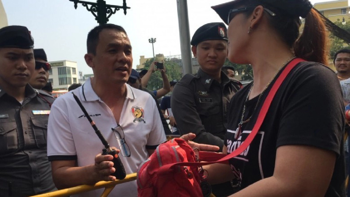 หวิดวุ่นวาย ผู้ชุมนุมโวยวายหลังถูกตรวจ แต่ไม่ได้พกบัตร หวิดวุ่นวาย ผู้ชุมนุมโวยวายหลังถูกตรวจ แต่ไม่ได้พกบัตร