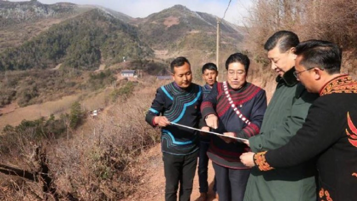  "สีจิ้นผิง"เยือนหมู่บ้านชนเผ่ายากไร้บนภูเขา