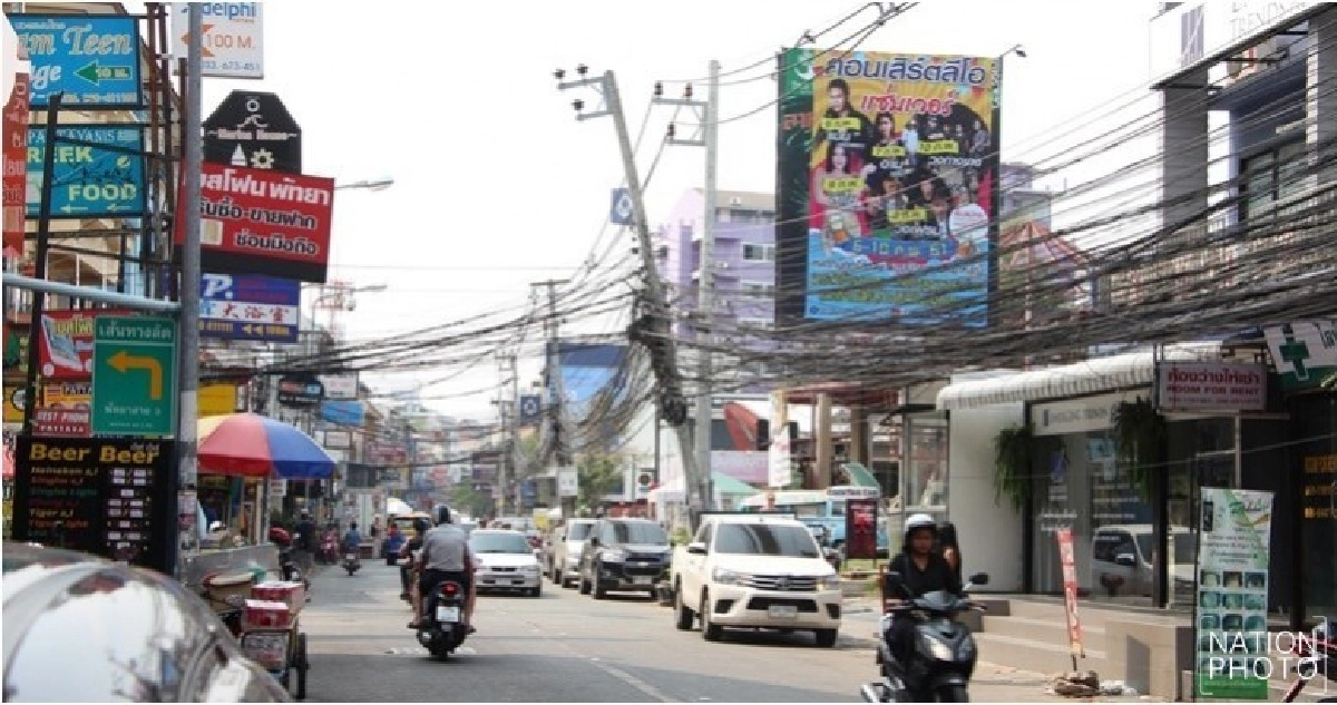 ชาวบางละมุงผวา! เสาไฟเอียงหวั่นล้มทับคน