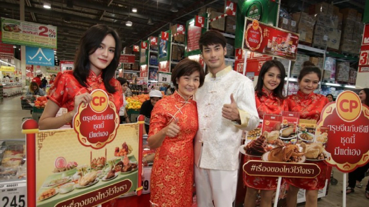 'บอย' ควงแม่ออกงาน 