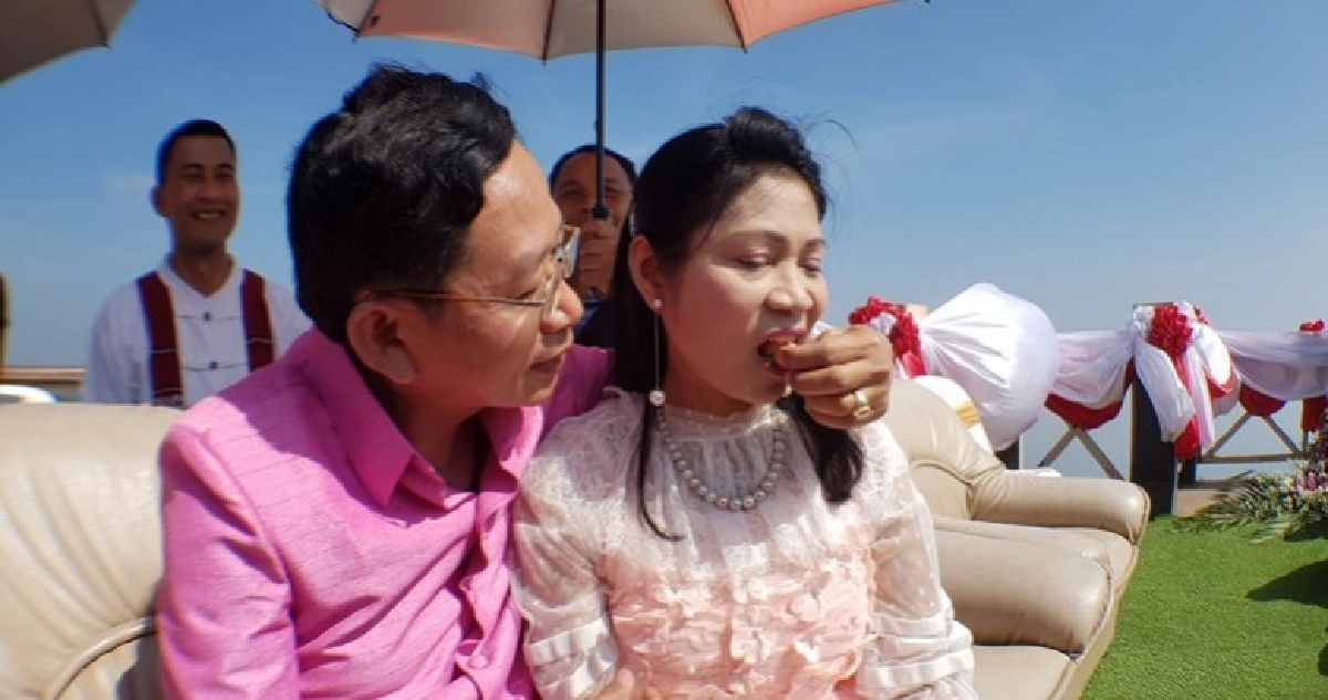 นายอำเภอ-ภริยาหวานแย่งซีน ‘รักติดหล่ม ชมทับเบิก’