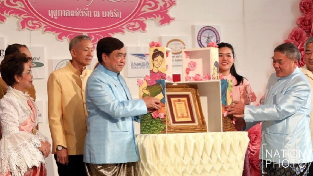 คู่รักแห่จดทะเบียนสมรสทองคำรับวาเลนไทน์ (ภาพชุด)