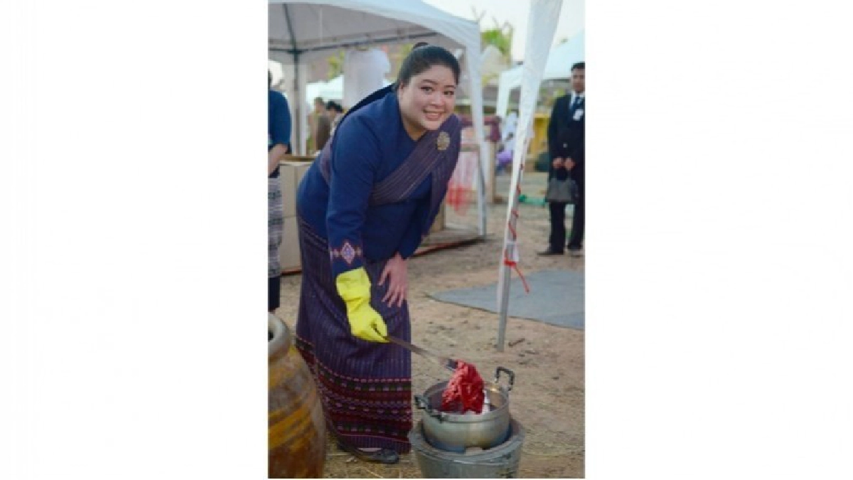 พระองค์เจ้าอทิตยาทรฯ ทรงย้อมผ้า ณ บ้านระไซร์