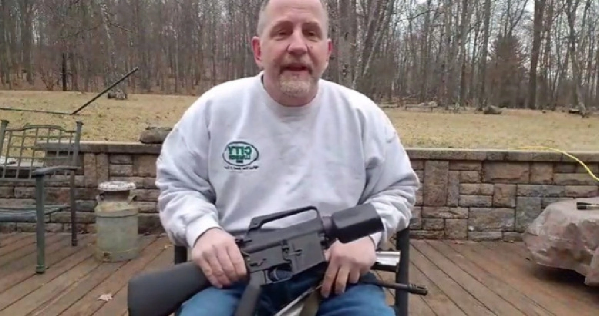 ทำลายปืนรุ่นฆาตกรฟลอริดาใช้กลายเป็นคลิปไวรัล ทำลายปืนรุ่นฆาตกรฟลอริดาใช้กลายเป็นคลิปไวรัล