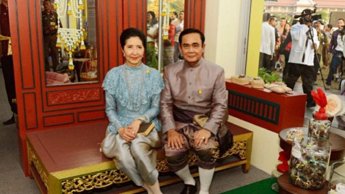 "บิ๊กตู่-ภริยา"คว้า"คู่ขวัญใจเพชร"แต่งกายงดงามร่วมอุ่นไอรัก "บิ๊กตู่-ภริยา"คว้า"คู่ขวัญใจเพชร"แต่งกายงดงามร่วมอุ่นไอรัก