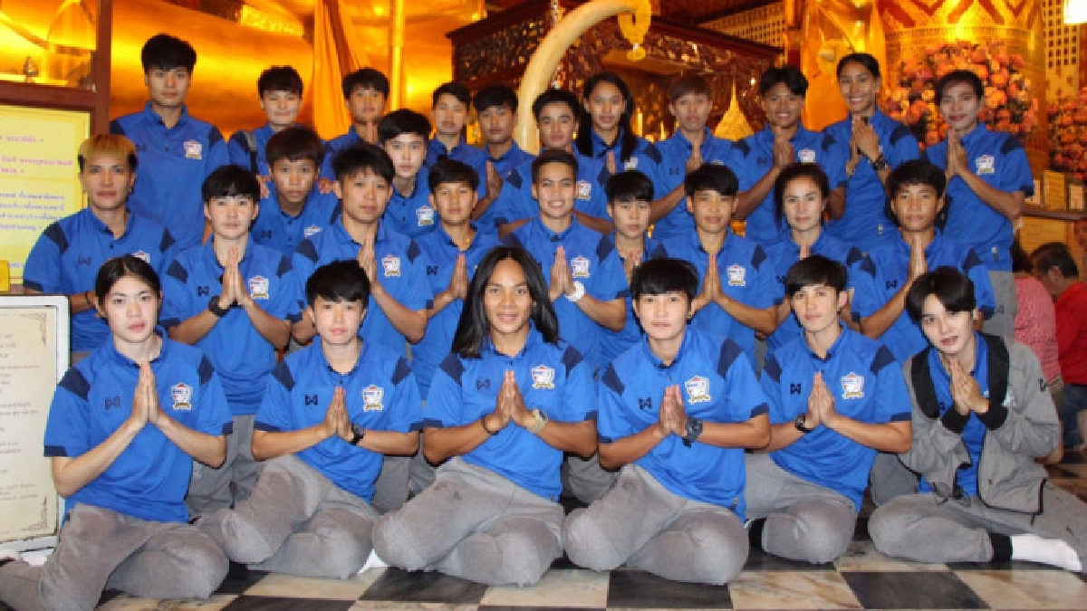 แข้งหญิงไหว้พระ 9 วัด แข้งหญิงไหว้พระ 9 วัด