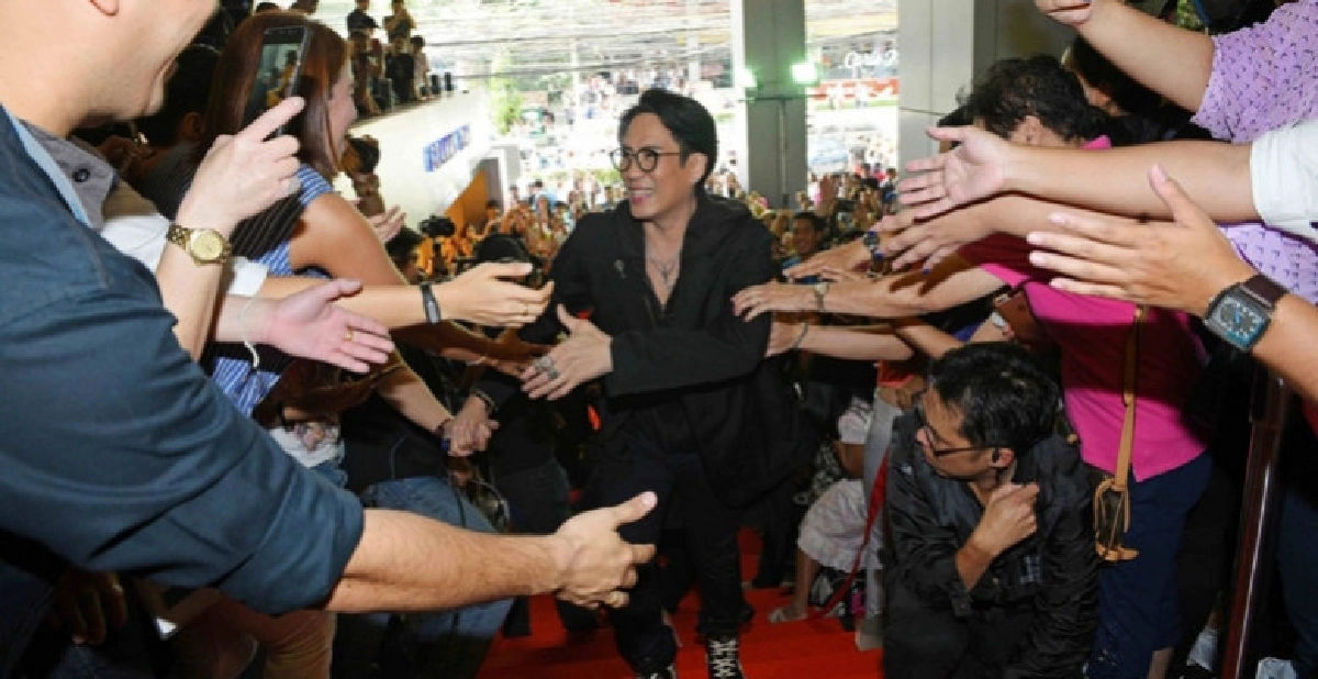 'เบิร์ด-ธงไชย' สร้างปรากฏการณ์ 'ตึกแตก'