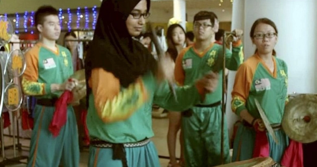 แห่ชื่นชมสาวมุสลิมมาเลย์เชิดสิงโต