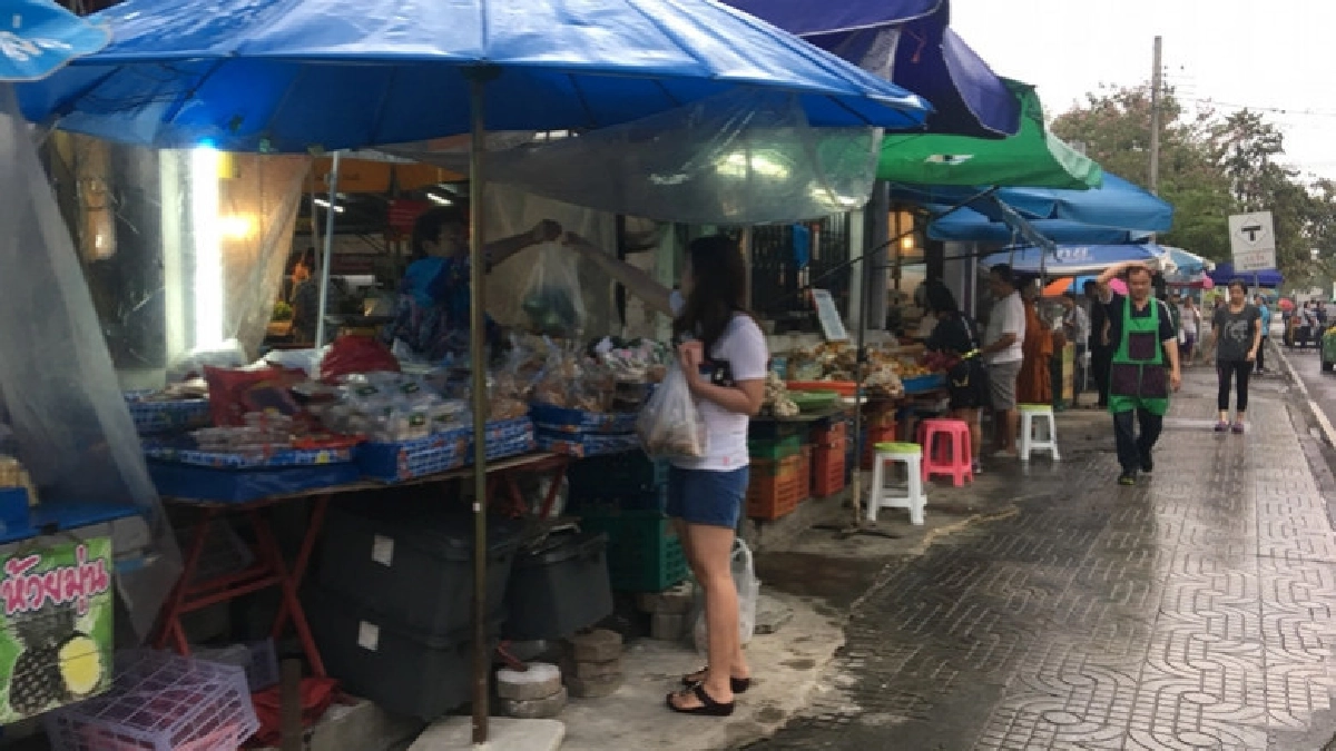 ตลาดรอบบ้าน ‘ป้าทุบรถ’ ยังเปิดขายปกติ !! ตลาดรอบบ้าน ‘ป้าทุบรถ’ ยังเปิดขายปกติ !!