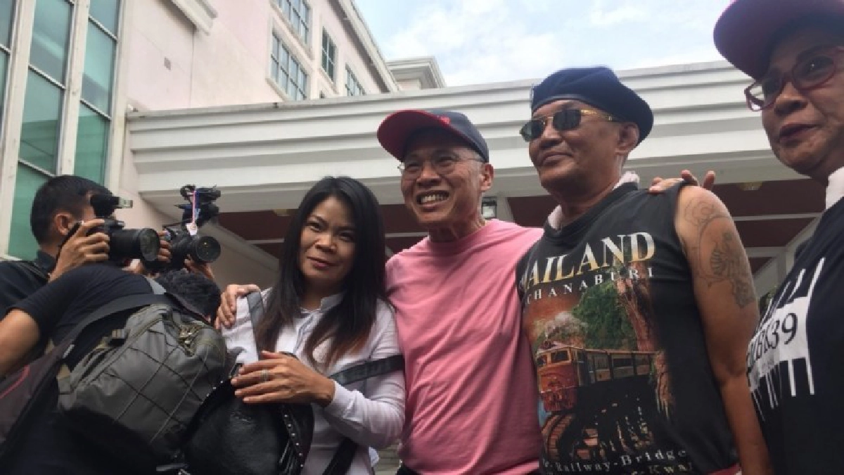 "วัฒนา เมืองสุข" โผล่ร่วมม็อบ "วัฒนา เมืองสุข" โผล่ร่วมม็อบ