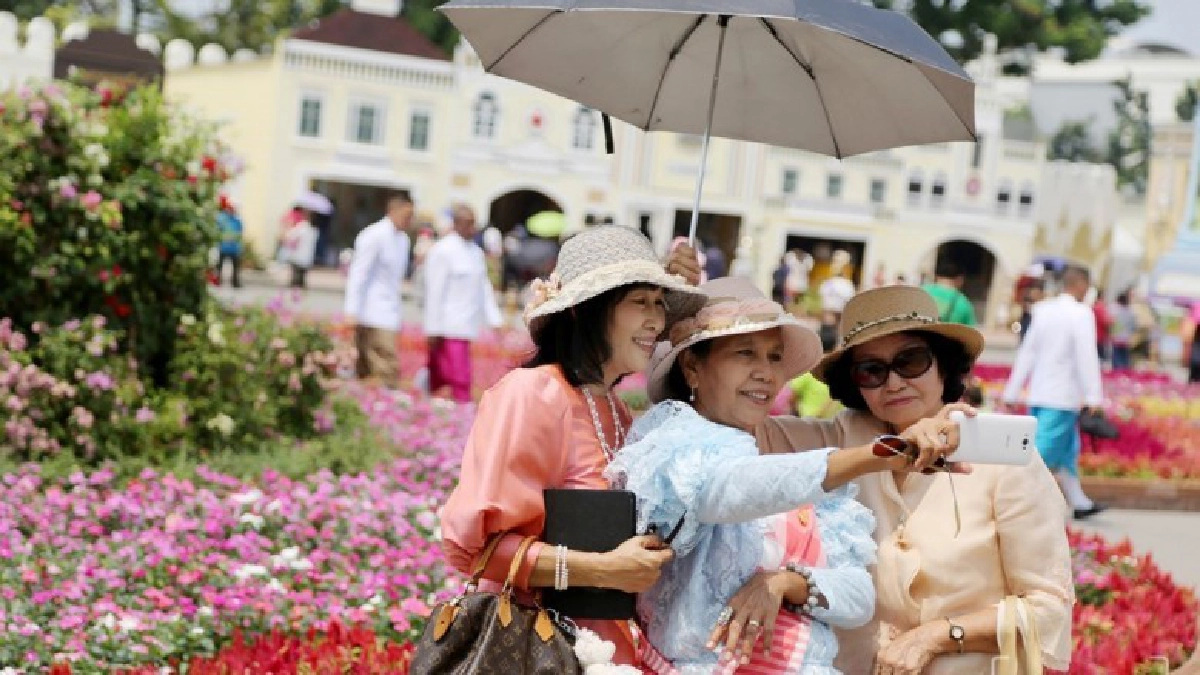 “อุ่นไอรัก คลายความหนาว” ชุดไทยย้อนยุคยังคึกคัก (ภาพชุด) “อุ่นไอรัก คลายความหนาว” ชุดไทยย้อนยุคยังคึกคัก (ภาพชุด)