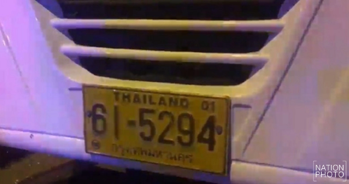หนุ่มขับ 10 ล้อเสยท้ายพ่วง 18 ล้อจอดข้างทางดับ!!