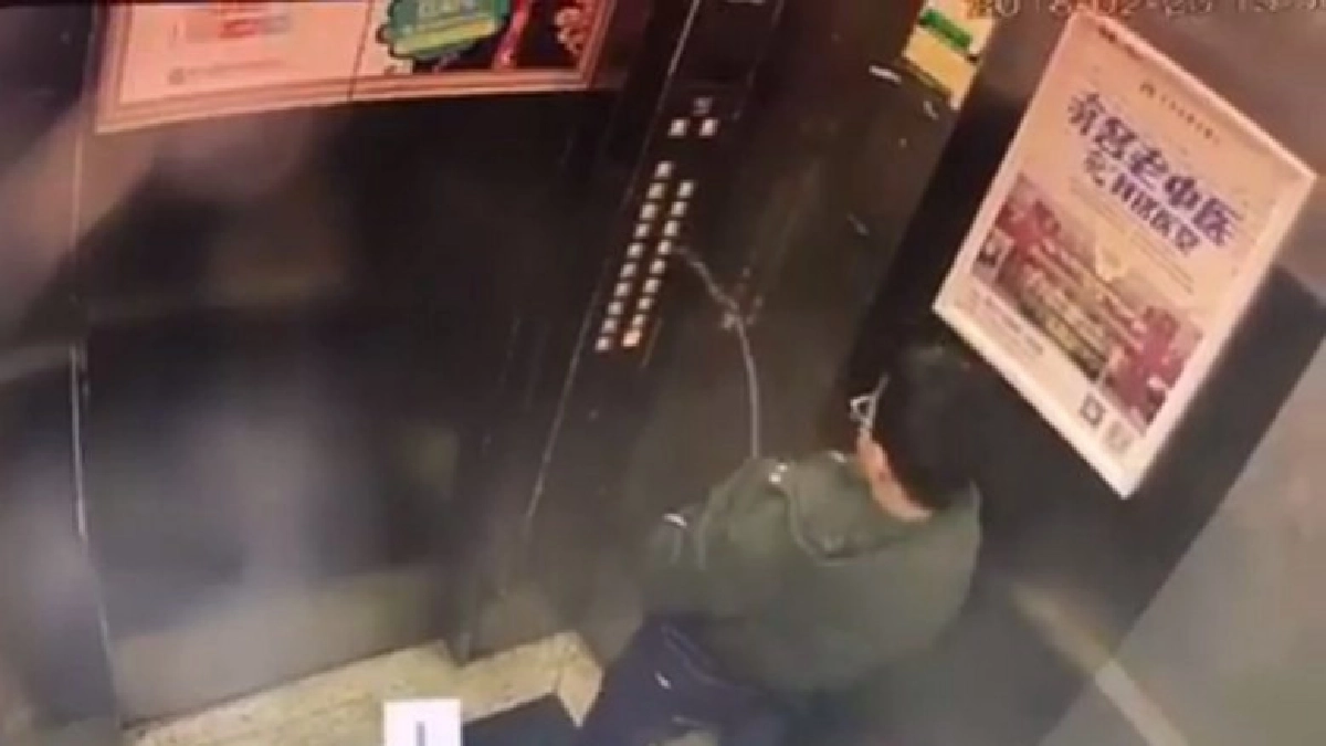 ตี๋น้อยติดในลิฟต์หลังอุตริฉี่ใส่ปุ่ม (ชมคลิป)