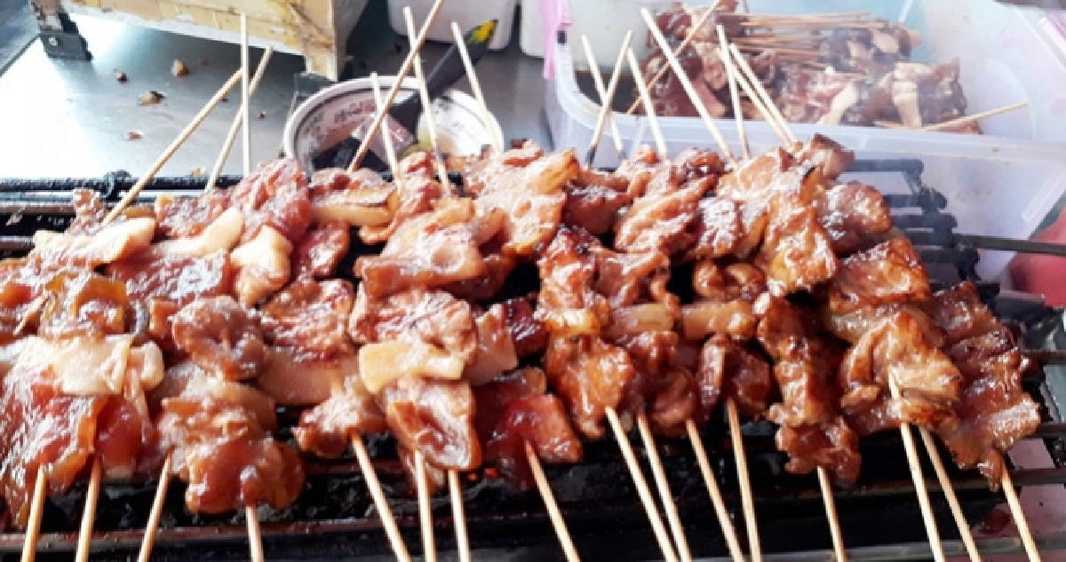 ‘หมูย่างพ่อลูกอ่อน’ เด็ด !! ไม้ละ 3 บาท ‘หมูย่างพ่อลูกอ่อน’ เด็ด !! ไม้ละ 3 บาท