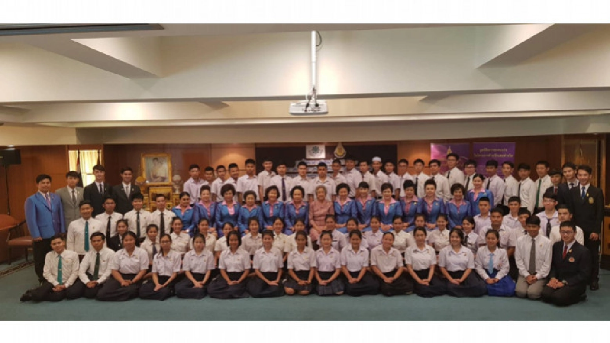 พิธีมอบเข็มพระนามาภิไธย จากสมเด็จพระเทพรัตนราชสุดาฯ พิธีมอบเข็มพระนามาภิไธย จากสมเด็จพระเทพรัตนราชสุดาฯ