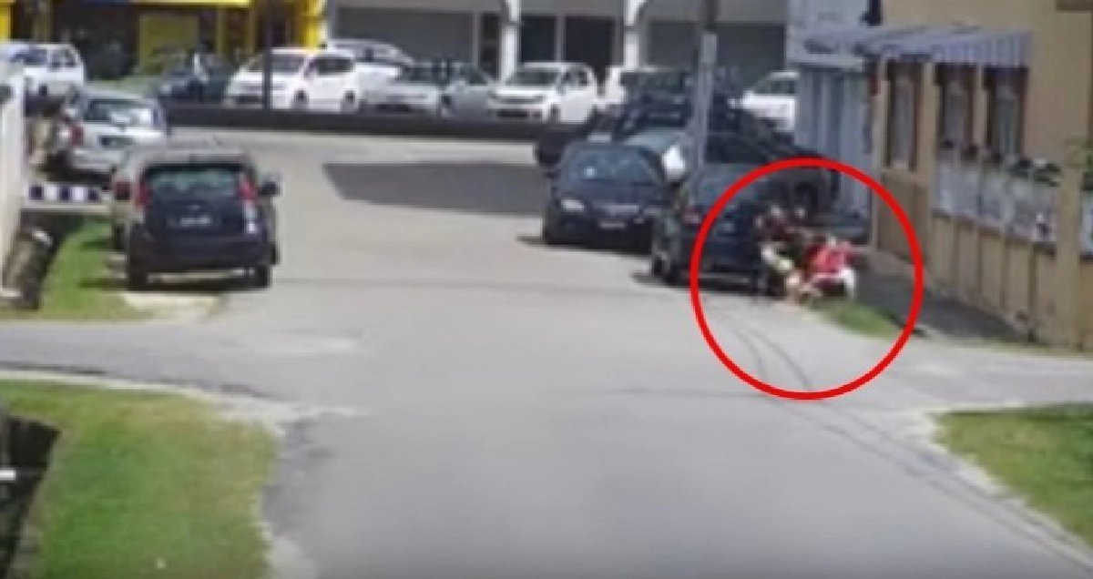 หญิงวัย72ปีถูกคนร้ายสองพี่น้องกระชากกระเป๋า ล้มหัวฟาดพื้น 