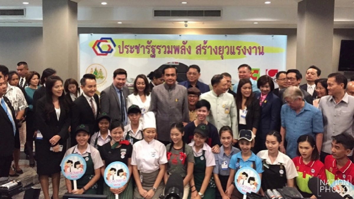 "ลุงตู่" แนะ วัยรุ่นทำงานพาร์ทไทม์ลูกค้าคือเจ้านาย "ลุงตู่" แนะ วัยรุ่นทำงานพาร์ทไทม์ลูกค้าคือเจ้านาย
